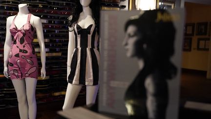 Exposition au&nbsp;Hard&nbsp;Rock&nbsp;Cafe&nbsp;de&nbsp;New&nbsp;York&nbsp;des objets ayant appartenu à la chanteuse britannique&nbsp;Amy&nbsp;Winehouse, pour la vente aux enchères prévue les 6 et 7 novembre 2021&nbsp;en Californie (TIMOTHY A. CLARY / AFP)