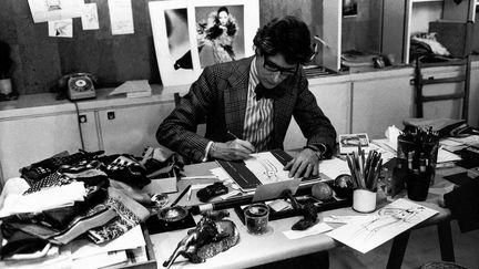 Yves Saint Laurent à son bureau, studio du 5 avenue Marceau à Paris, en 1976&nbsp; (Guy Marineau)