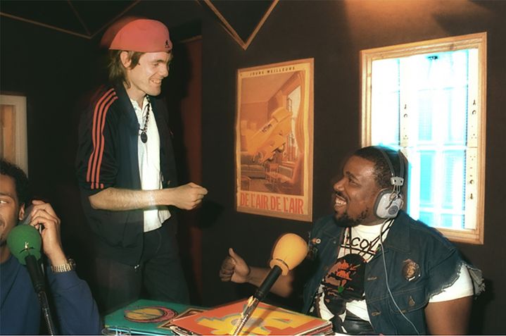 Le Français Dee Nasty et l'Américain Afrika Bambaataa, fondateur de la Zulu Nation, à Radio Nova en 1988. (MARC TERRANOVA)