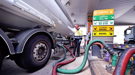 Un camion-citerne ravitaillant une station près de Lyon, en mai 2016.&nbsp; (MAXPPP)