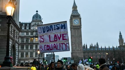 Une manifestation contre l'antisémitisme à Londres, le 26 novembre 2023. (JUSTIN TALLIS / AFP)