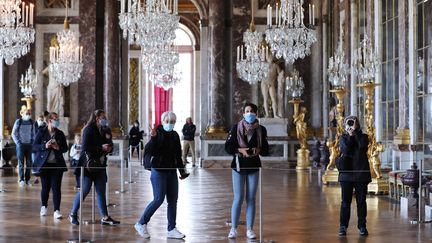 Dans la Galerie des Glaces du Château de Versailles, le 6 juin 2020, jour de la réouverture du site.&nbsp; (GAO JING / XINHUA)