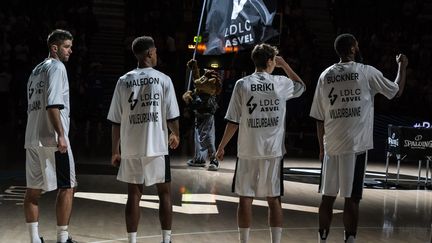 Les joueurs de Villeurbanne lors de la présentation d'avant-match (NICOLAS LIPONNE / NURPHOTO)