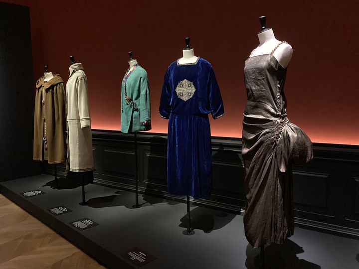 Exposition "Azzedine Alaia, couturier collectionneur" au Palais Galliera à Paris : modèles de Paul Poiret. septembre 2023 (Corinne Jeammet)