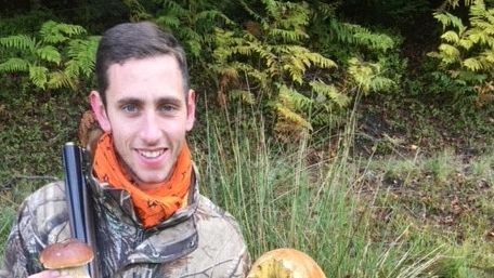 Tom, président de l'Association des jeunes chasseurs de la Loire, en forêt dans la Loire, en octobre 2020. (TOM ROUSSON)