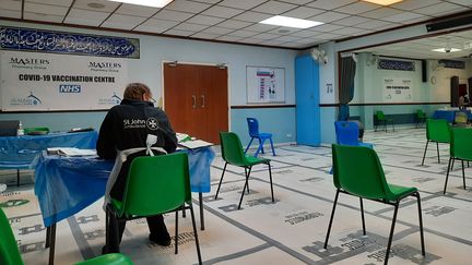 La mosquée Al Abbas de Birmingham (Angleterre) accueille un centre de vaccination contre le Covid-19, le 9 mars 2021. (RICHARD PLACE / RADIO FRANCE)