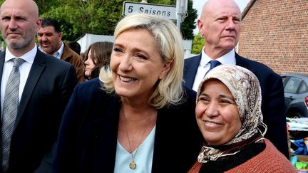 Marine Le Pen (à gauche), le 8 mai 2022 à Hénin-Beaumont (Pas-de-Calais). (FRANCOIS NASCIMBENI / AFP)