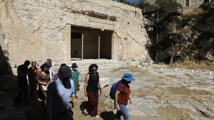 Des visiteurs du Tombeau des rois, site archéologique vieux de 2000 ans au coeur de Jérusalem.&nbsp; (MENAHEM KAHANA / AFP)