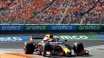 Le Néerlandais Max Verstappen sur sa Red Bull a dominé le GP des Pays-Bas devant les Mercedes, dimanche 5 septembre 2021. (KENZO TRIBOUILLARD / AFP)