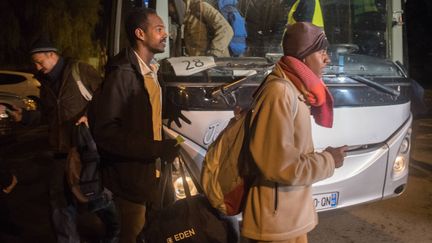 Une semaine après leur arrivée à Cancale en Ille-et-Vilaine, des migrants témoignent de l'accueil reçu et de leur satisfaction d'avoir quitté la "jungle" de Calais. (PHILIPPE CHEREL / MAXPPP)