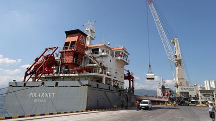 Des céréales en provenance d'Ukraine se trouvent à bord d'un navire turc, au port de Derince (Turquie), le 8 août 2022. (ALI ATMACA / ANADOLU AGENCY / AFP)