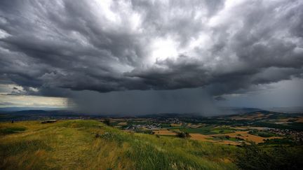 Un à deux mois de pluie serait bienvenus pour passer l'été, estime un professeur d'hydrogéologie (illustration) (MARQUET FREDERIC / MAXPPP)