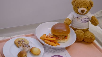 Un hamburger préparé par un chef, c'est un repas inhabituel à l'hôpital pour des enfants en traitement contre le cancer. (GUSTAVE ROUSSY)