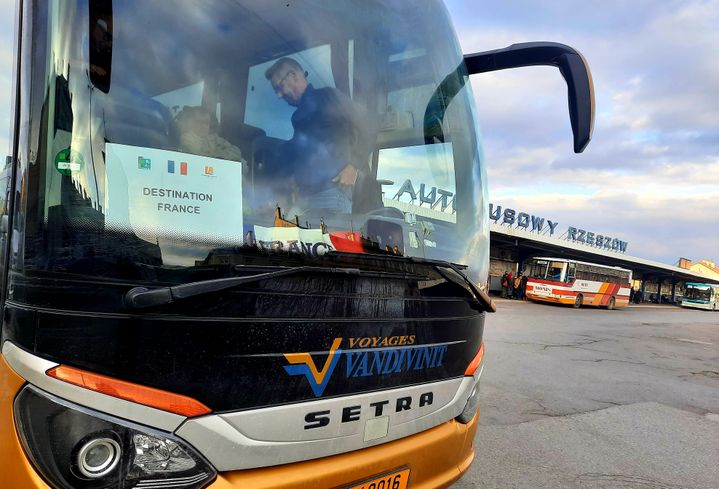 L'autocar au départ de Rzeszow (Pologne), où plusieurs réfugiés ukrainiens ont pris place, mardi 8 mars 2022. d'autres avaient embarqué un peu plus tôt, plus près encore de la frontière polono ukrainienne. (AGATHE MAHUET / RADIO FRANCE)