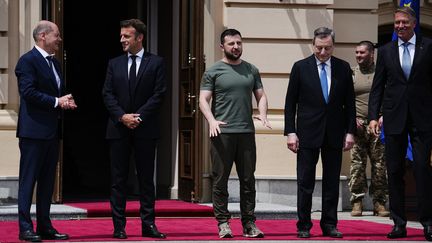 Le président ukrainien Volodymyr Zelensky accueille le chancelier Olaf Scholz, le président français Emmanuel Macron, le président du Conseil italien Mario Draghi&nbsp;et le président roumain Klaus Iohannis, 16 juin 2022 à Kiev (Ukraine). (KAY NIETFELD / DPA VIA AFP)