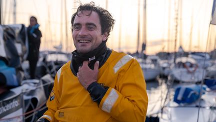 Edouard Golbery à l'arrivée de la troisième et dernière étape de la Solitaire du Figaro Paprec, à Piriac-sur-Mer (Loire-Atlantique), le 14 septembre 2023. (ELODIE LIETIN)