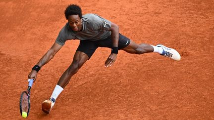 Gaël Monfils lors du deuxième tour du tournoi de Madrid face à Novak Djokovic, le 3 mai 2022. (GABRIEL BOUYS / AFP)