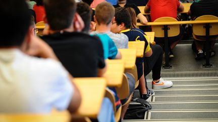 Des étudiants dans un amphithéâtre d'université. Image d'illustration. (PIERRE DESTRADE / MAXPPP)