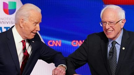 Les candidats à la primaire démocrate, Joe Biden et Bernie Sanders, le 15 mars 2020 à Washington. (MANDEL NGAN / AFP)