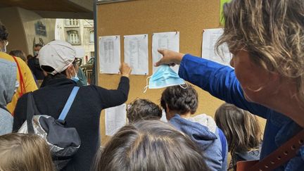 Des enfants d'une école parisienne, le 2 septembre 2021. (CHAU-CUONG LE / HANS LUCAS / AFP)