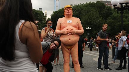 Une statue de Donald Trump installée à New York (Etats-Unis), le 18 août 2016. (SPENCER PLATT / GETTY IMAGES NORTH AMERICA / AFP)