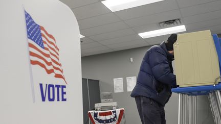 Un électeur vote de manière anticipée pour les primaires, le 17 janvier 2020, à Minneapolis (Minnesota, Etats-Unis). (STEPHEN MATUREN / GETTY IMAGES NORTH AMERICA / AFP)