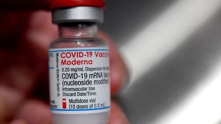 Un flacon du vaccin Moderna contre le Covid-19, le 29 juin 2021, à Quimper (Finistère). (FRED TANNEAU / AFP)