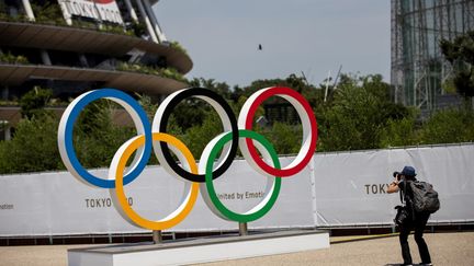 Les anneaux olympiques devant le stade où se déroule la cérémonie d'ouverture des JO de Tokyo (Japon). Photo d'illustration. (AFP)