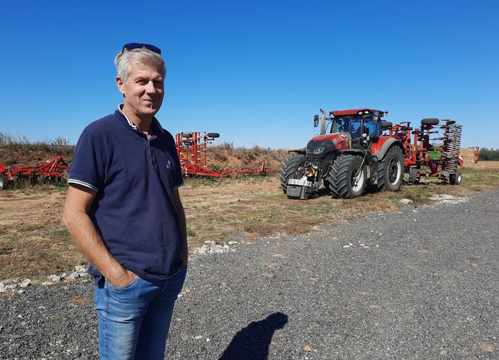 Damien Baumont s'apprêtent à semer de nouveaux des graines de moutarde. (AGATHE MAHUET / RADIO FRANCE)