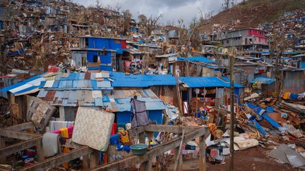 Dans la ville de Mamouzou sur l'île de Mayotte, le 20 décembre 2024. (DIMITAR DILKOFF / AFP)