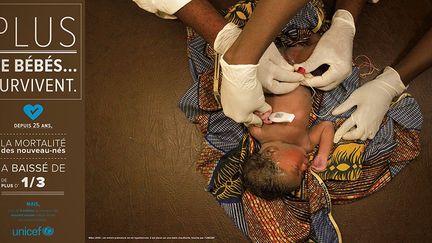 Cet enfant prématuré est en hypothermie. Il est placé sur une table chauffante, fournie par l’UNICEF.
 
 (UNICEF/Asselin)