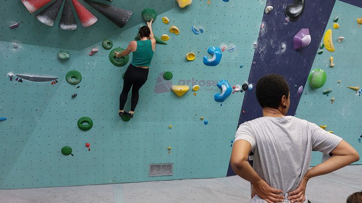 Les prises sur le mur d'escalade sont classées par couleur selon leur niveau de difficulté. (AGATHE MAHUET / RADIO FRANCE)