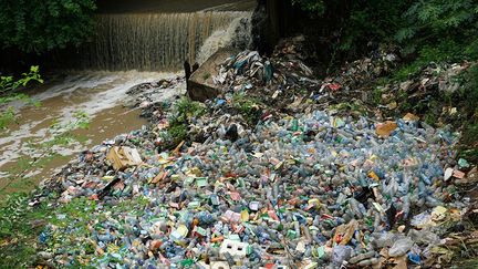 Des chercheurs français du Groupement de recherche Polymères Océans du CNRS ont révélé en février que quelque dix millions de tonnes de plastique finissent chaque année dans les océans de la planète et que leur nettoyage n'était désormais plus possible du fait des coûts trop importants que cela engendrerait.&nbsp; &nbsp; (PIUS UTOMI EKPEI / AFP)