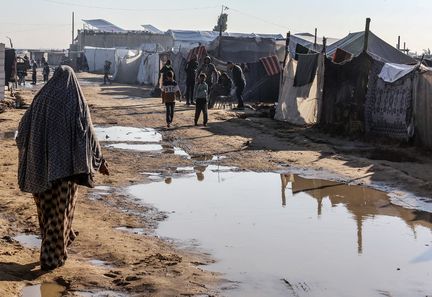 Les Palestiniens qui s'abritent dans des tentes luttent contre la pluie et le froid à Khan Yunis, Gaza, le 1er janvier 2025. (ABED RAHIM KHATIB / ANADOLU)