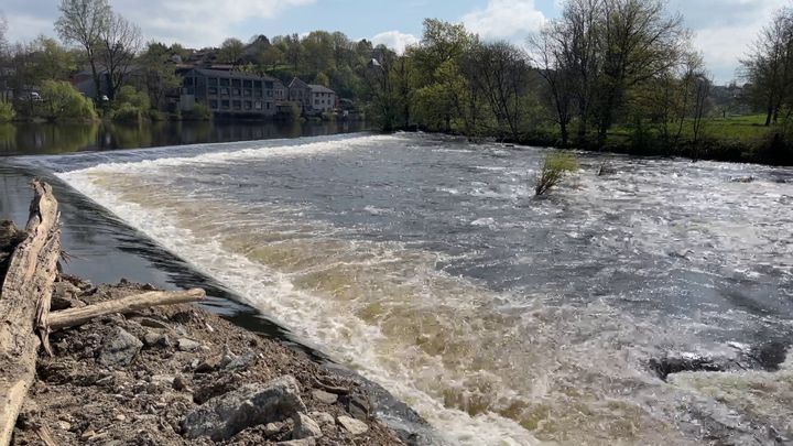 La France compte 90 000 seuils sur ses cours d'eau selon France Hydro Électricité. Mais tous ne peuvent pas servir à la production électrique.&nbsp; (OLIVIER CHAUVE / RADIO FRANCE)