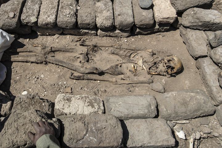 Un squelette trouvé dans la cité datant d'Amenhotep III découverte près de Louxor, en Egypte (KHALED DESOUKI / AFP)