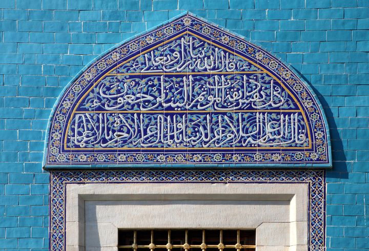 Tuiles d'Iznik couvertes d'inscriptions en arabe, sur le mur extérieur du Mausolée vert&nbsp;(Yesil Turbe en turc), mausolée du cinquième sultan ottoman,&nbsp;Mehmed I, à Bursa, dans le nord-ouest de la Turquie. Il fut édifié par son fils, peu de temps après sa disparition (1421). &nbsp; (Manuel Cohen via AFP)