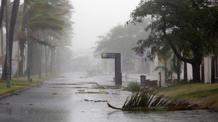 Une rue du Port, &agrave; La R&eacute;union, lors du passage du cyclone Bejisa, le 2 janvier 2014. (RICHARD BOUHET / AFP)