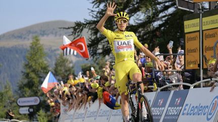 Tadej Pogacar célébrant sa victoire sur la 20e étape du Tour de France au sommet du col de la Couillole, le 20 juillet 2024. (THOMAS SAMSON / AFP)