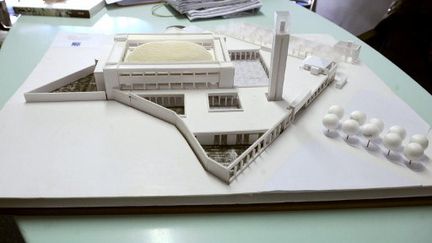 Maquette de la Grande mosquée de Marseille. (MICHEL GANGNE / AFP)