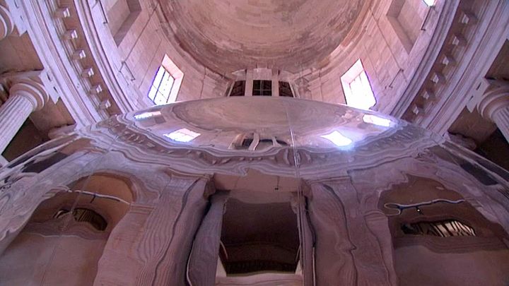 Oeuvre de Bruno Peinado dans la chapelle de la Vielle Charité de Marseille
 (Copie d&#039;écran France 3)