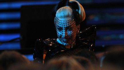 En deuil, Lady Gaga avait opt&eacute; pour la sobri&eacute;t&eacute; vestimentaire. A son &eacute;chelle. (MARIO ANZUONI / REUTERS)