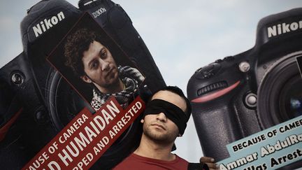 Le photojournaliste chiite bahreïni, Ahmed Humaidan, jugé pour implication dans une attaque contre la police, est condamné à dix ans de prison. De nombreuses organisations internationales de défense des droits de l'Homme réclament l’annulation de la peine. En octobre, Human Rights Watch et Amnesty International demandent la libération de Nabil Rajab, à nouveau arrêté pour des tweets jugés offensants envers les forces de sécurité.
 
 

  (AFP PHOTO/MOHAMMED AL-SHAIKH)