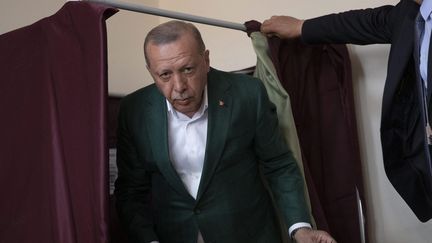 L'AKP, le parti du président&nbsp;Recep Tayyip Erdogan a enregistré des défaites inattendues dimanche lors des élections municipales. (TOLGA BOZOGLU / MAXPPP)