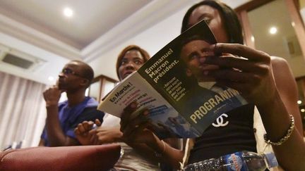 Des supporters d'En Marche, attendent la conférence de M’jid El Guerrab, un Franco-Africain, ex-conseiller du PS devenu soutien d’Emmanuel Macro, dans un hôtel d'Abidjan par  le 9 avril 2017. (Sia KAMBOU / AFP)