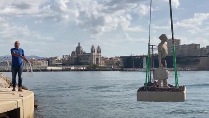 La sculpture du voyageur "Pierre David" de Bruno Catalano lors de son immersion dans le musée subaquatique de Marseille (France 3 PACA)