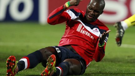 La d&eacute;tresse de l'attaquant lillois Moussa Sow, lors du match de Ligue des champions contre Trabzonspor, le 7 d&eacute;cembre 2011. (PASCAL ROSSIGNOL / REUTERS)