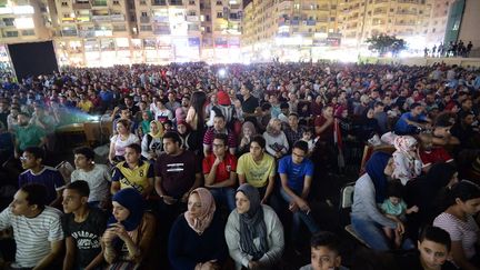 «Le pire c'est que maintenant on va nous comparer aux Saoudiens», ironise Abdellatif, un fonctionnaire à la retraite. L'Arabie Saoudite a été écrasée par la Russie 5-0 lors du match d’ouverture. Les supporters attendent une victoire contre leurs voisins le 25 juin 2018.
 (MOHAMED EL-SHAHED / AFP)