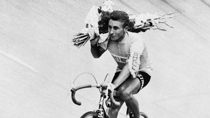 Jacques Anquetil savoure sa deuxième victoire sur le Tour de France au Parc des Princes, le 16 juillet 1961. (AFP)