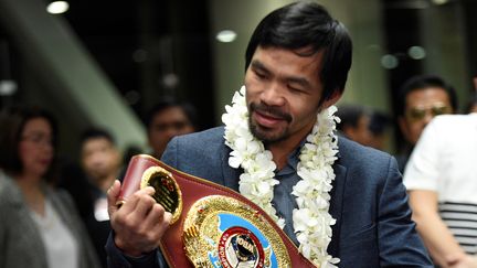 Le boxeur Manny Pacquiao, lors de son arrivée à l'aéroport de Manille (Philippines),&nbsp;le 8 novembre 2016. (TED ALJIBE / AFP)